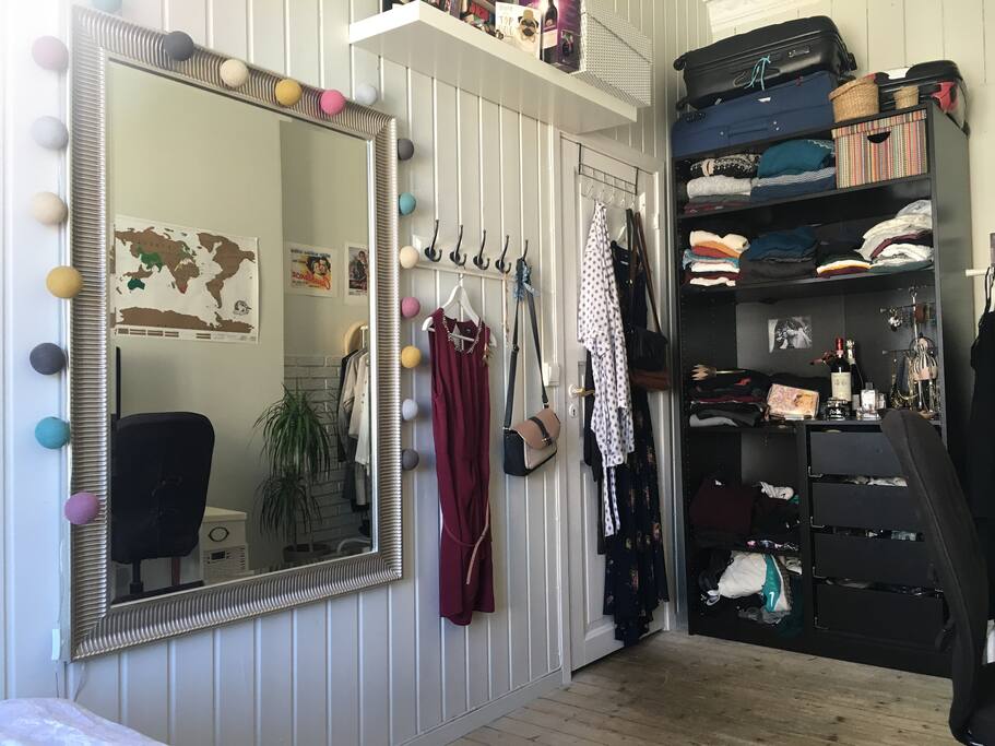 nice with a lot of space in the closet