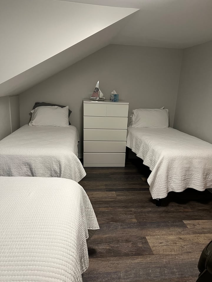 Dormitorio en la planta superior con 2 camas individuales y una cama de matrimonio. 