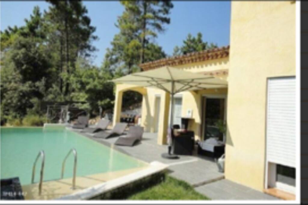 piscine à débordement et plage d'accés