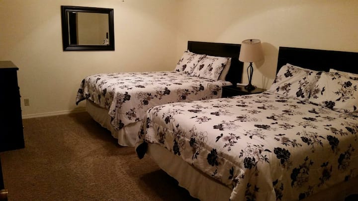 Veľký hlavný apartmán s 2 manželskými posteľami.