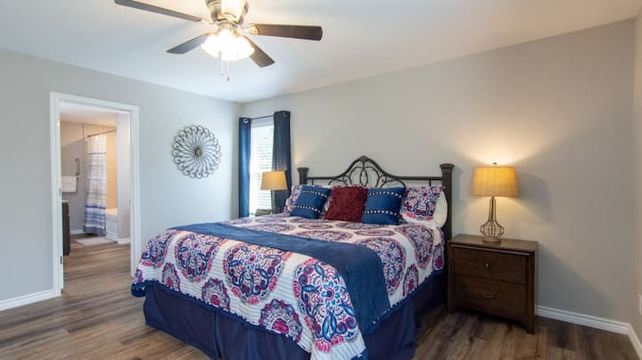 Dhomë gjumi kryesore me krevat dopio "king". Ka gjithashtu një krevat me dy madhësi dhe një paketë-n-play për foshnja, me një palë shtroja të plota, të vendosura në dollap.