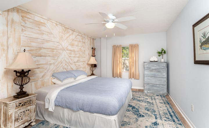 מיטה נוחה בגודל קינג סייז בחדר שינה מרווח (טלוויזיה חכמה עם מסך שטוח נוספה לחדר השינה)