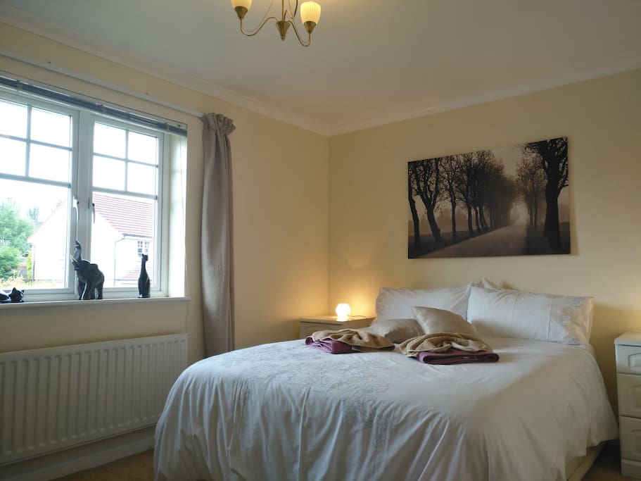 Lovely double bedroom. Guaranteed good sleep in this super quiet bedroom.