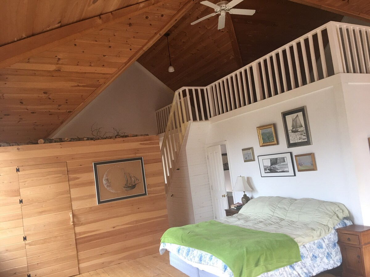 Esta es la planta superior con cama tamaño king y dos grandes terrazas con sillas y excelentes vistas. Loft de cama adicional en la parte superior si es necesario para los niños.  La habitación que es de madera es un espacio de yoga y meditación y tiene un cómodo sofá cama futón. 