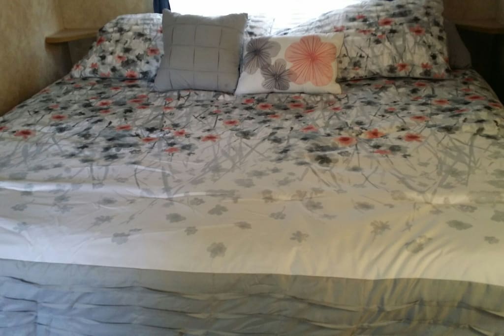 Kingsize bed with memory foam.