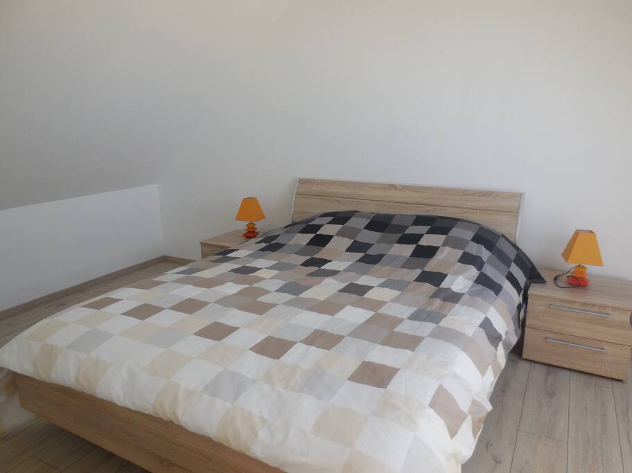 Chambre à l'étage avec un lit de 160 + 1 lit bébé