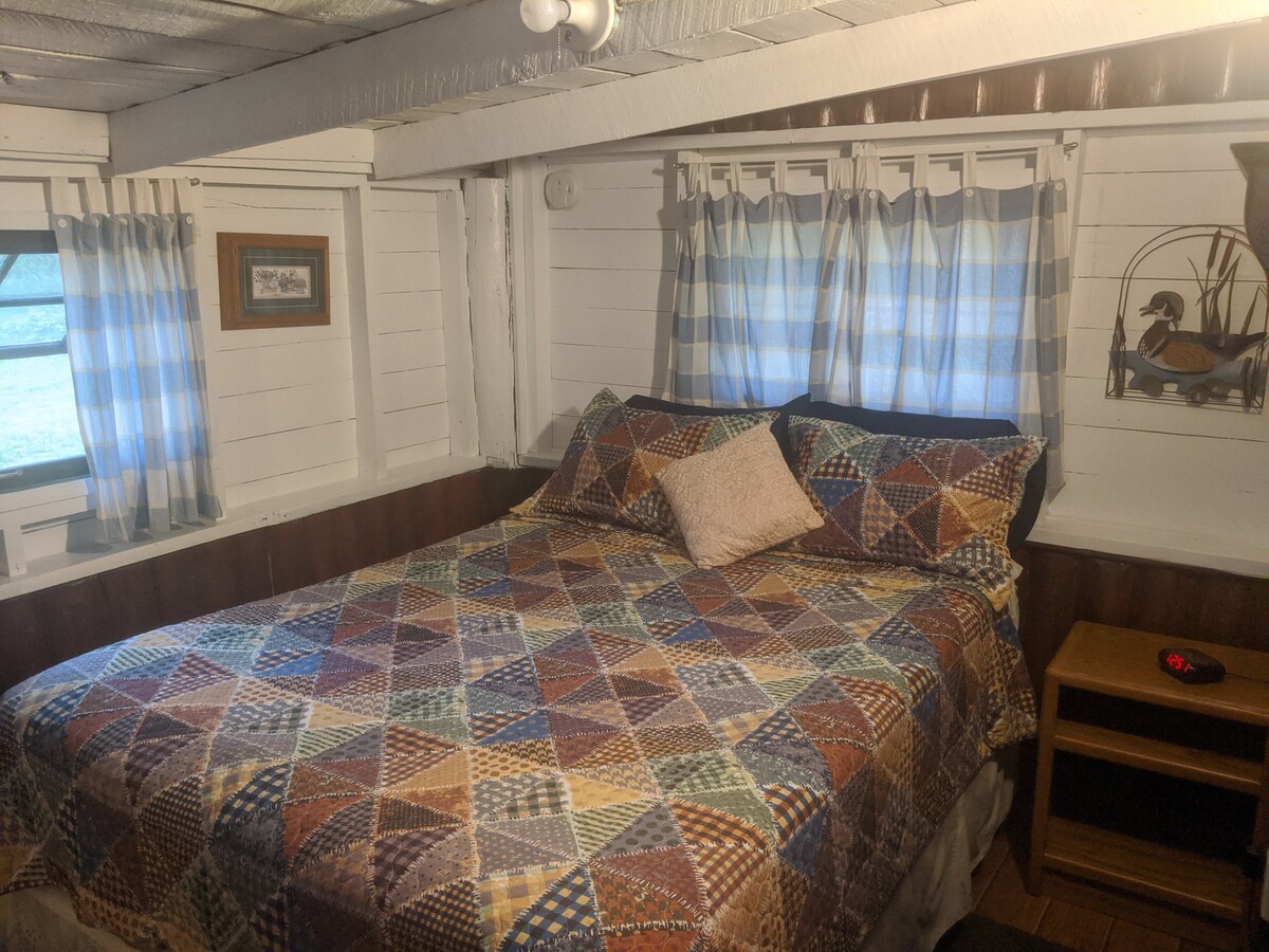 זהו הגדול מבין שני חדרי השינה, הממוקם ליד פינת האוכל.