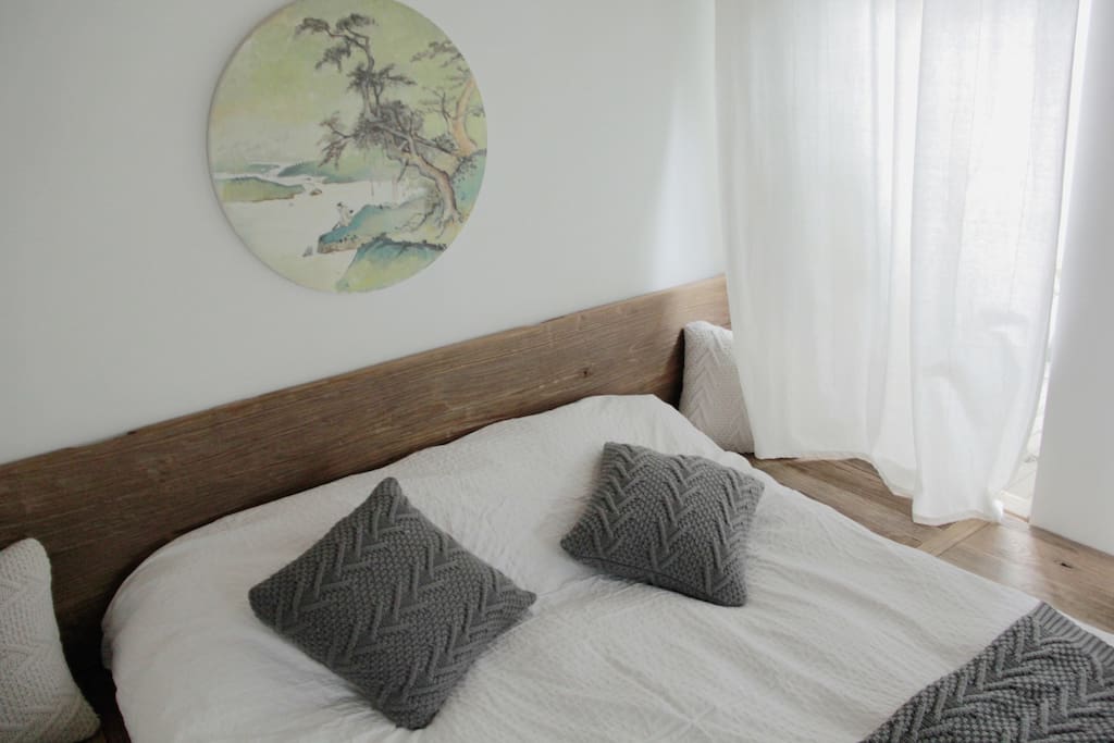 一楼的榻榻米卧床,可以看到小院风景/ A bed with view