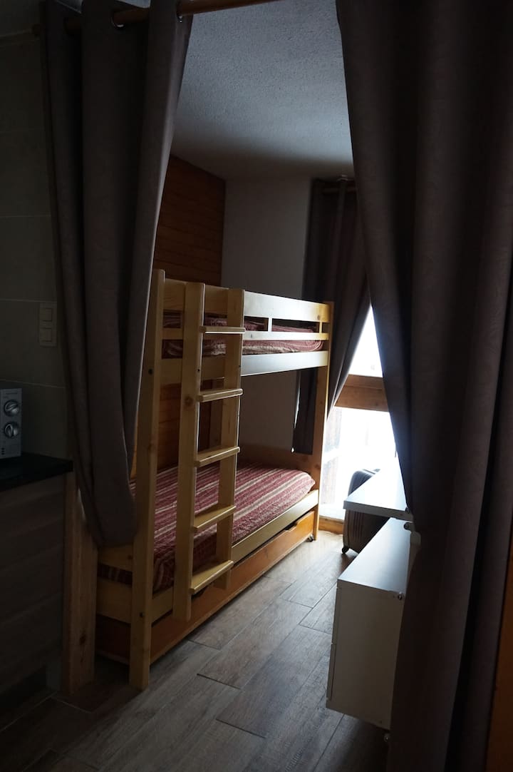 Kamer in houten huisje: stapelbed