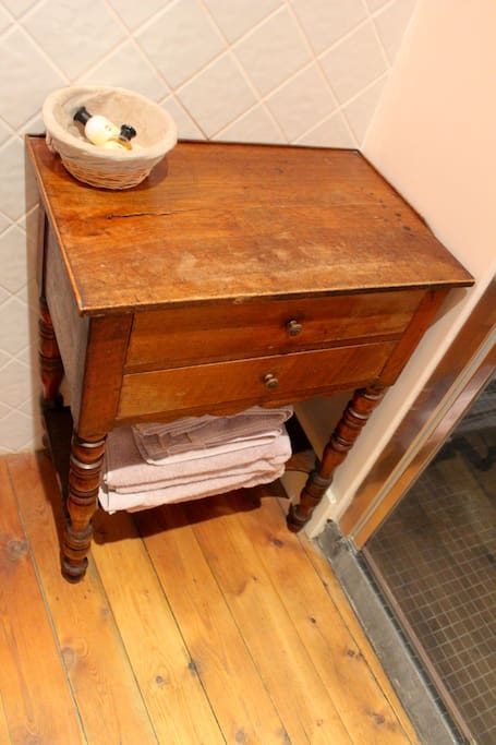 Meuble ancien, salle de bains les Chailloux