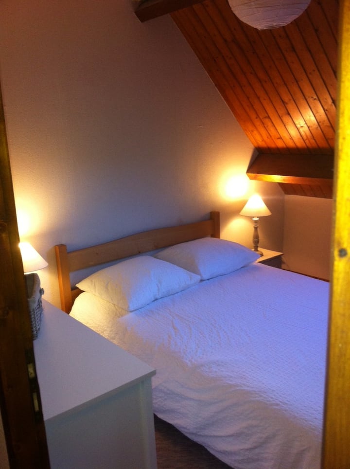 غرفة نوم بسرير 140