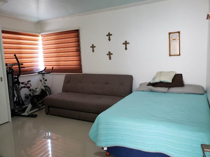 Recámara 2, 1 cama matrimonial, sofá cama para 3 personas