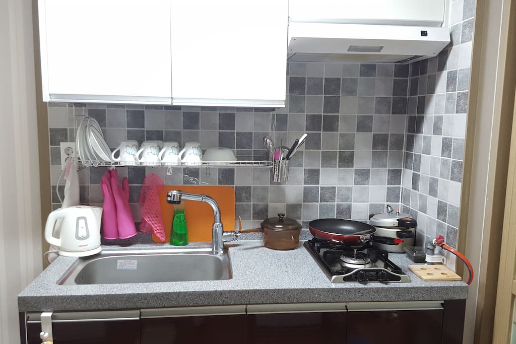 Small Kitchen - Isn't it tidy and arranged well?