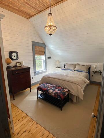 The King’s Hideaway. Hot Tub, pizza oven, private. gallery image 4