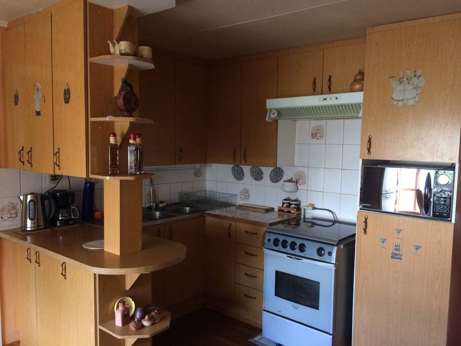 Cocina con todo lo necesario para disfrutar de una agradable estadía. La Cocina tiene horno microondas horno tradicional cafetera eléctrica hervidor , ollas etc