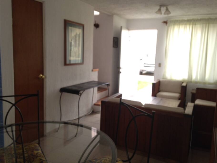 COMEDOR CUATRO SILLAS DE HIERRO CON TAPA DE CRISTAL, VITRINA, MUEBLE PARA EQUIPO DE SONIDO.