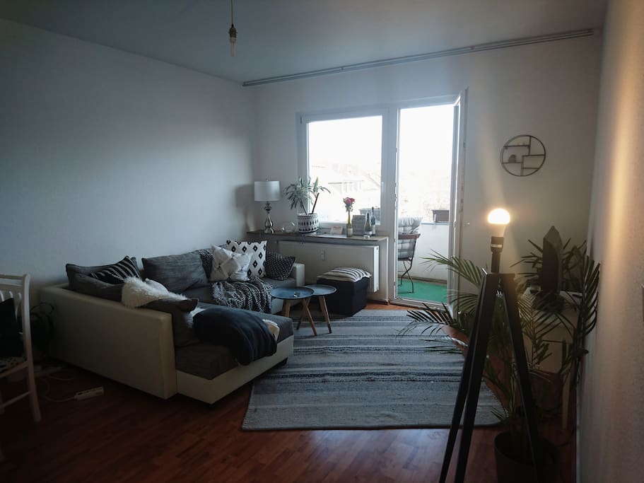 Wohnzimmer mit Blick auf den großen Balkon