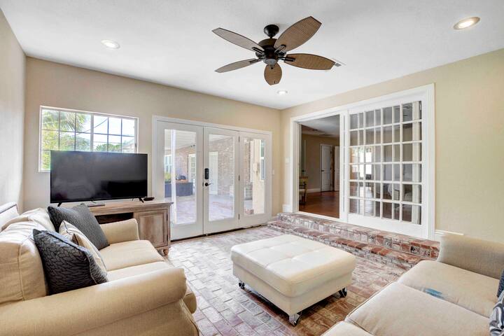 Newly updated! Huge house, pool & spa, licensed! gallery image 3