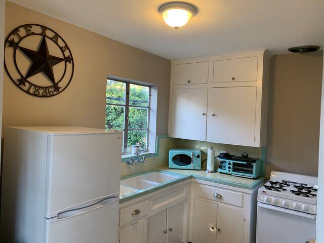 Lovingly Restored 1950's Guesthouse - Great Value!