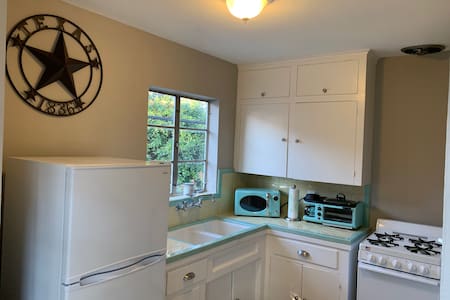 Lovingly Restored 1950's Guesthouse - Great Value!