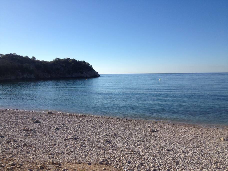 Playa Mascarat con restaurante. 5 minutos a pie