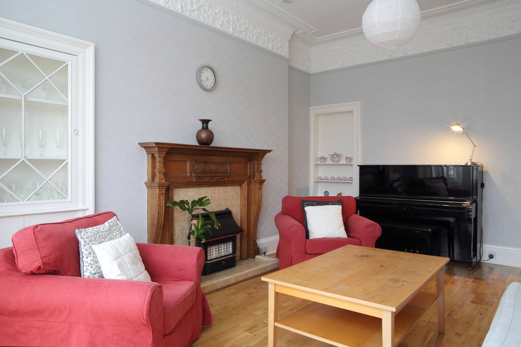 Spacious and bright sitting room that can also function as a 3rd bedroom (one of the sofas can be made into a double bed)