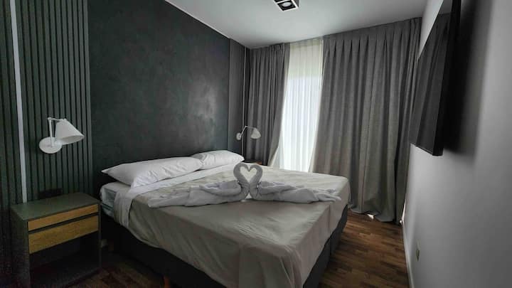 
“✨ Descubre nuestro acogedor apartamento con cama de dos plazas  ️, balcón privado  y TV , ideal para tus momentos de relax. Perfecto para una escapada inolvidable. ¡Te esperamos para que disfrutes de una estancia única! 
