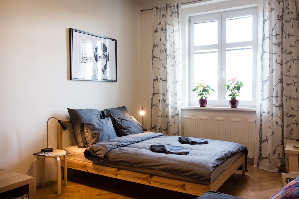 Queen size (140 cm) bed
