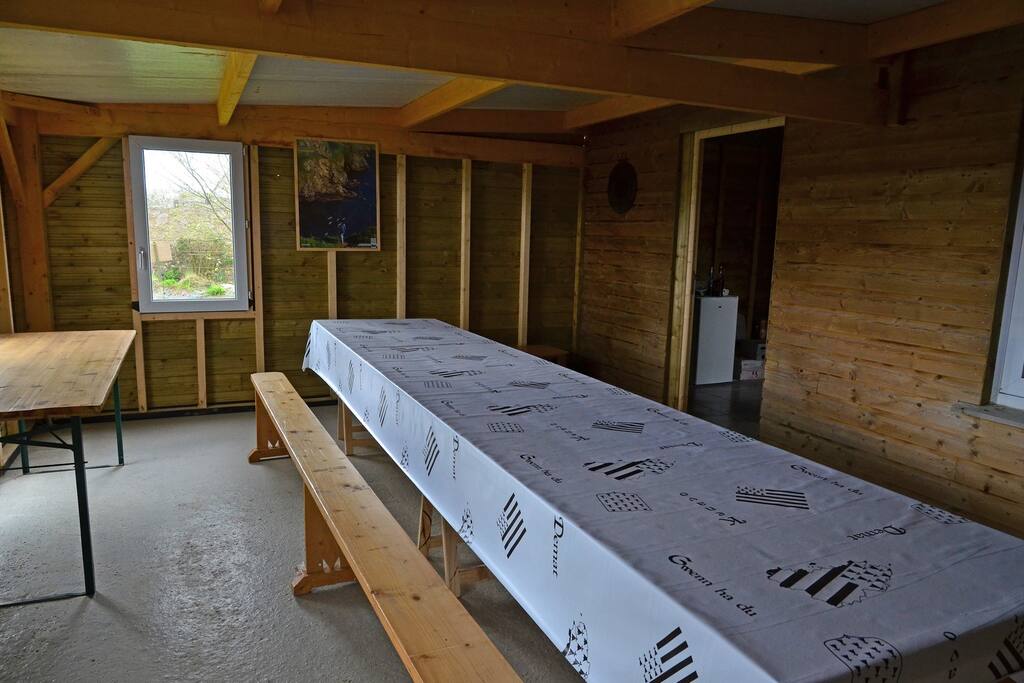 La salle d' accueil 18 places, commune avec les gites, que ont peut utiliser gratuitement pour une petite famille, avec un supplément pour les groupes.