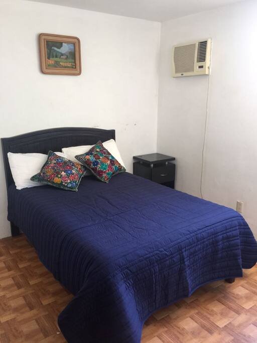 Recamara amplia y acogedora con closet, entrepaños y buroes.