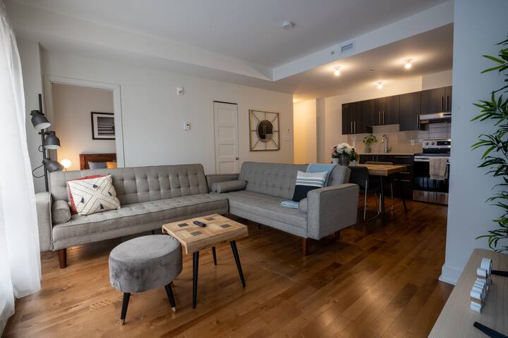 Opulent 2BR Suite Downtown | Walk to Old-Port