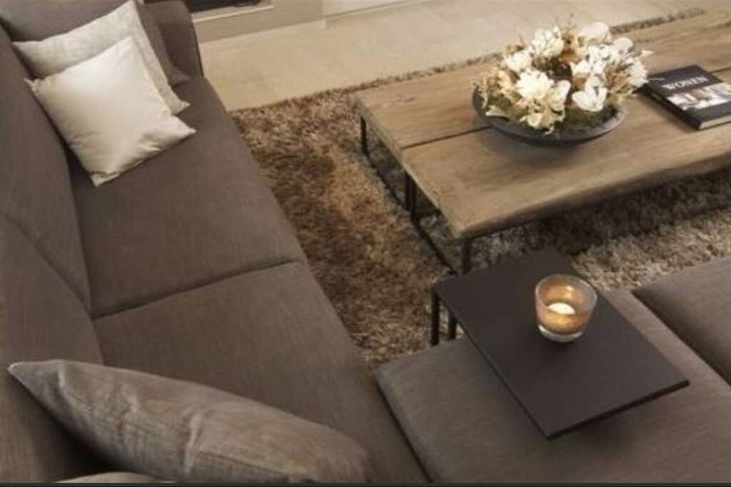Tolles modernes Wohnzimmer mit großem Sofa