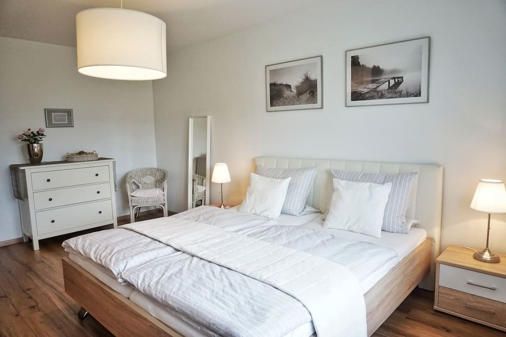 Schlafzimmer 1