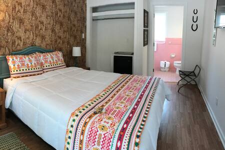 Hold Your Horses Room-Dame Fortune’s Cottage Court