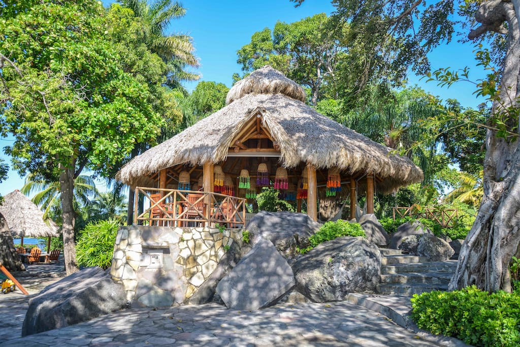 This is a Huge Ranch for big groups to have a great time listening to music, laying back on the hammocks, having great conversations on the tables, looking at Volcano Mombacho and the Islands. 