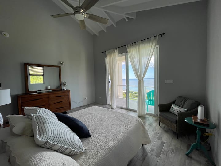 ห้องนอนใหญ่ห้องแรก