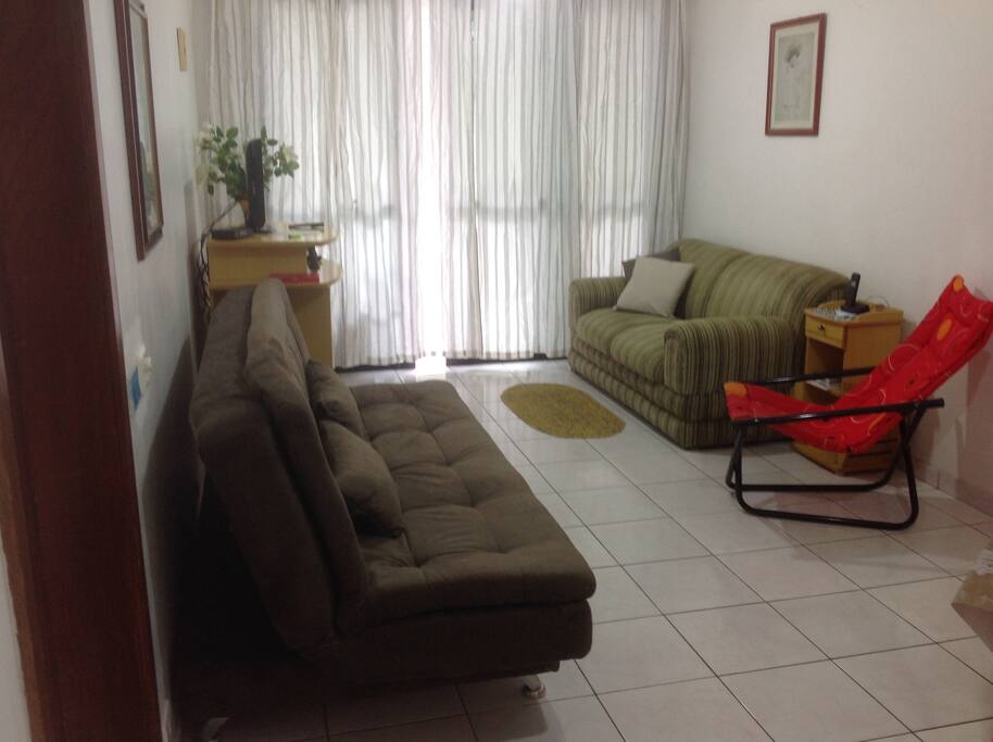 Sala de estar com TV LCD,internet Wi Fi e TV a cabo