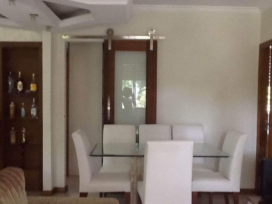 Sala completa com tv e home , ar condicionado e sofá kings vira cama para dois.