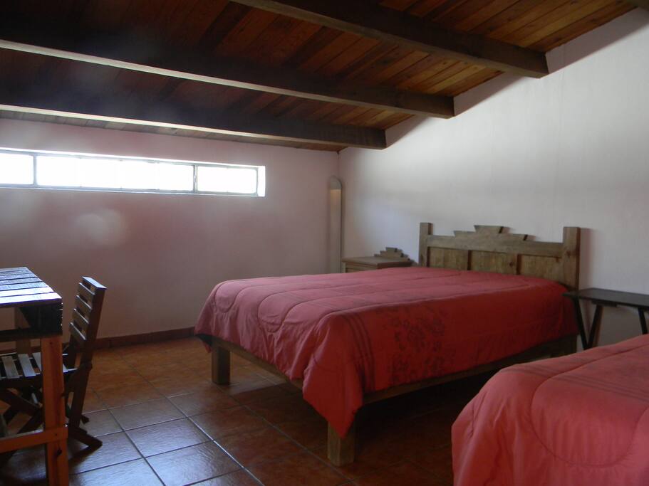 Recamara de 2 camas matrimoniales y mesa de trabajo