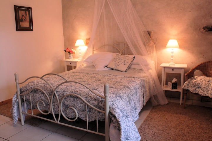 Dhoma e gjumit e vizitorëve 1 në hangar me banjë ngjitur