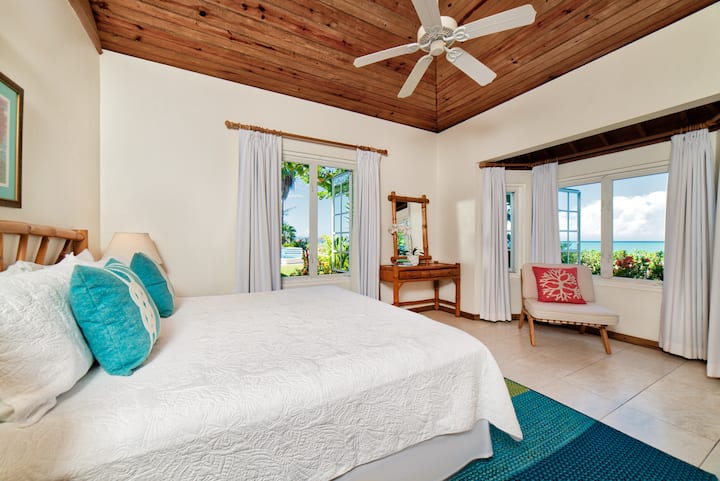 Dormitorio2      12x14 pies
Cama tamaño king, baño en suite, aire acondicionado, ventilador de techo, ventanales, jardín, piscina y vistas turquesas al mar Caribe 