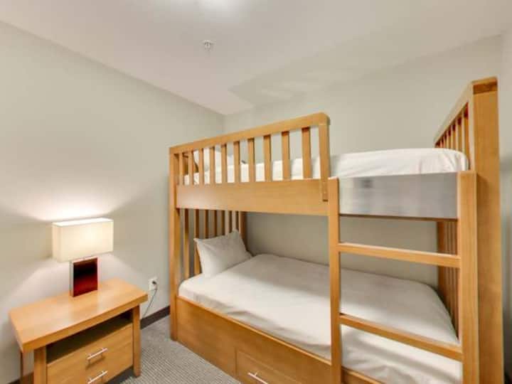 Двуетажното легло има единично за горно и долно легло.