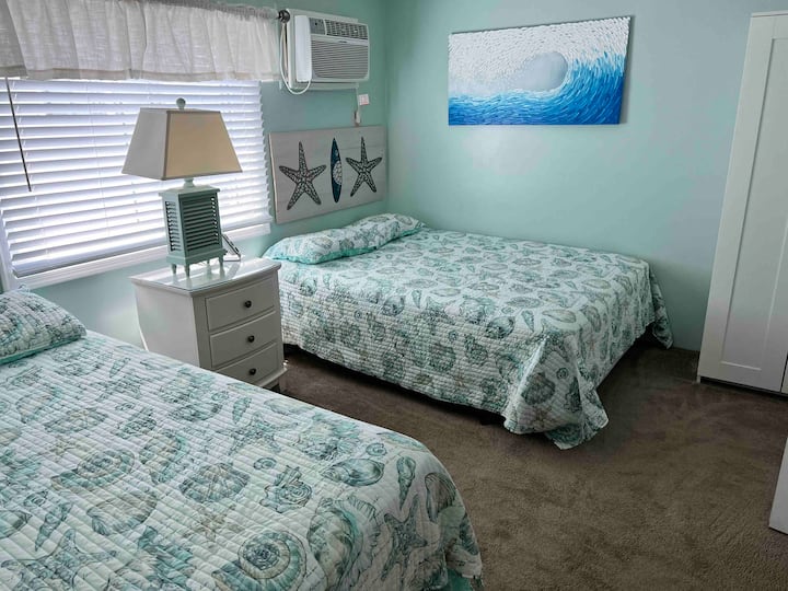 Due letti queen-size in camera da letto con nuovissimi materassi pillow top nel 2023. 