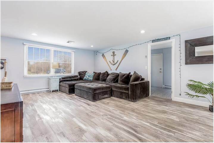 Beautifully Remodeled Walk To Beach With AC gallery image 5