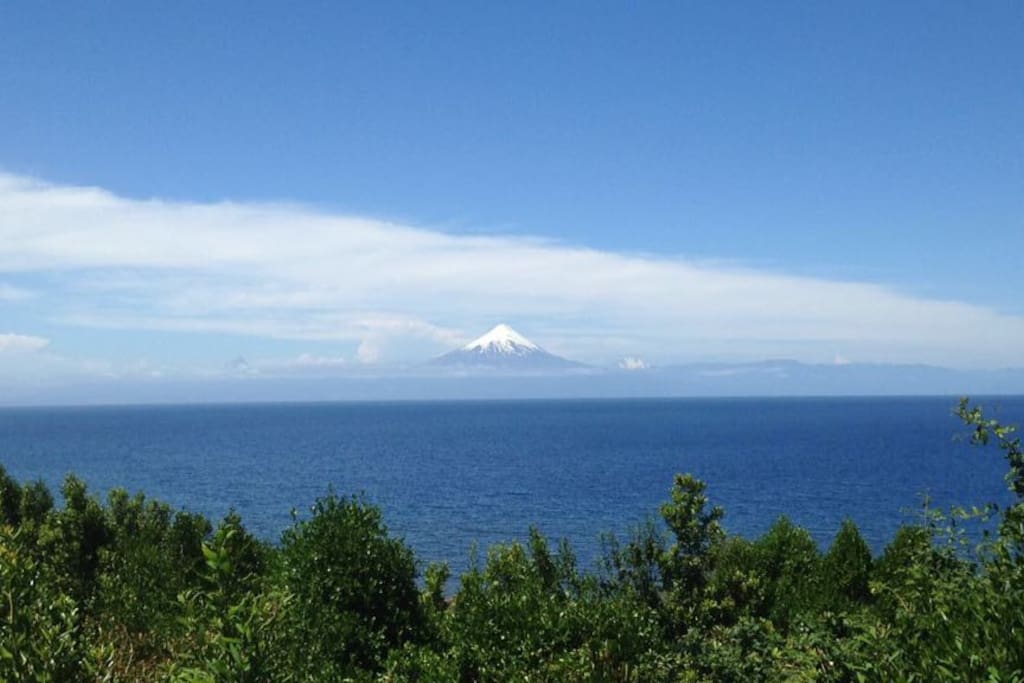 Increible vista desde la terraza al lago y Volcan