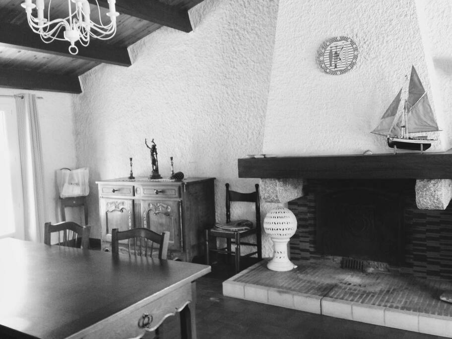 La grande pièce à vivre avec salle à manger, salon et cheminée pour réchauffer l'atmosphère.
