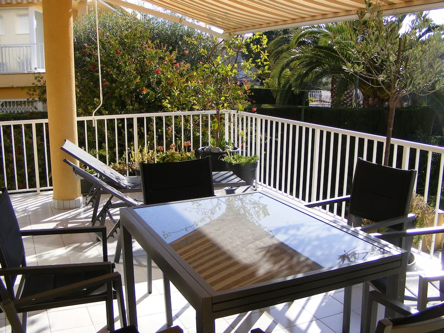 The Apartment Terrace, 25 m² (with awning, dining table for 6, 2 sun beds & gas barbecue)
