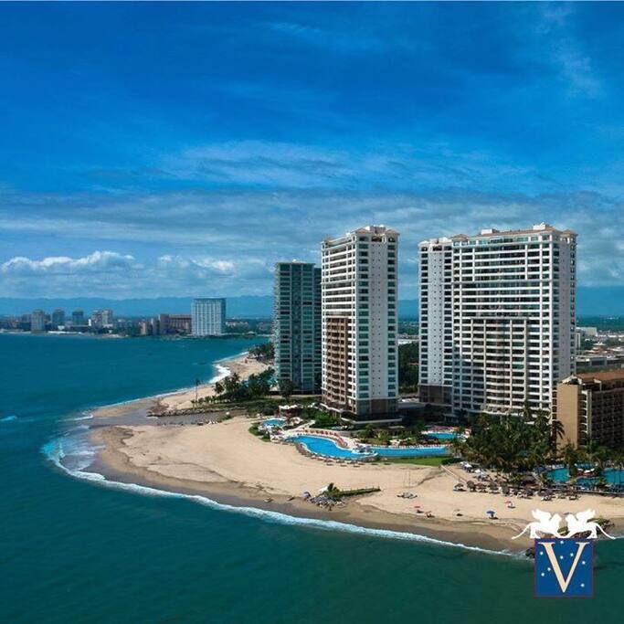 Vista Aérea de las 3 Torres de Condominio con sus 5 albercas y su playa.