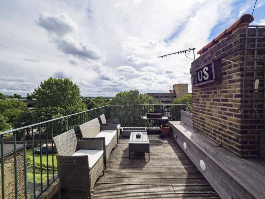 Private Decked Terrace Overlooking the Grand Central Canal