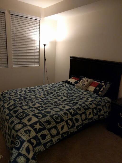 Bedroom (Queen Bed)